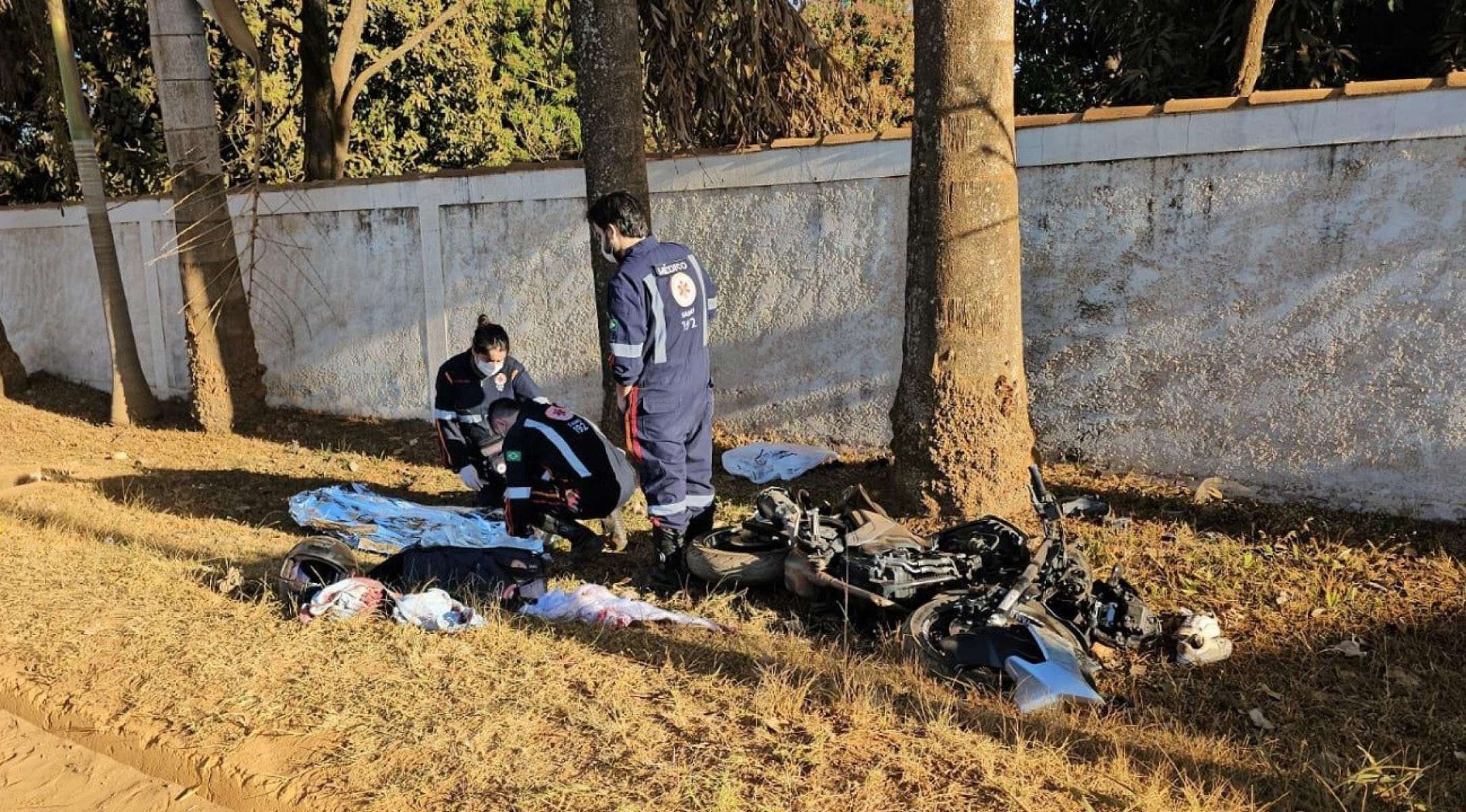 Motociclista se assusta com carreta, bate em muro e morre em Patos de Minas - Reprodu&ccedil;&atilde;o/Redes sociais