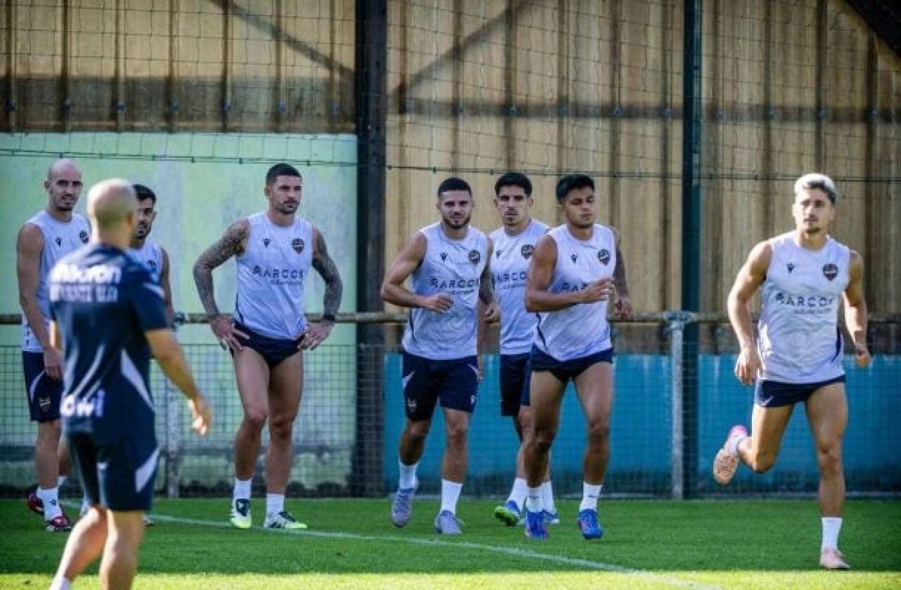 Na véspera da estreia, Levante tem só 10 jogadores inscritos e nenhum goleiro
