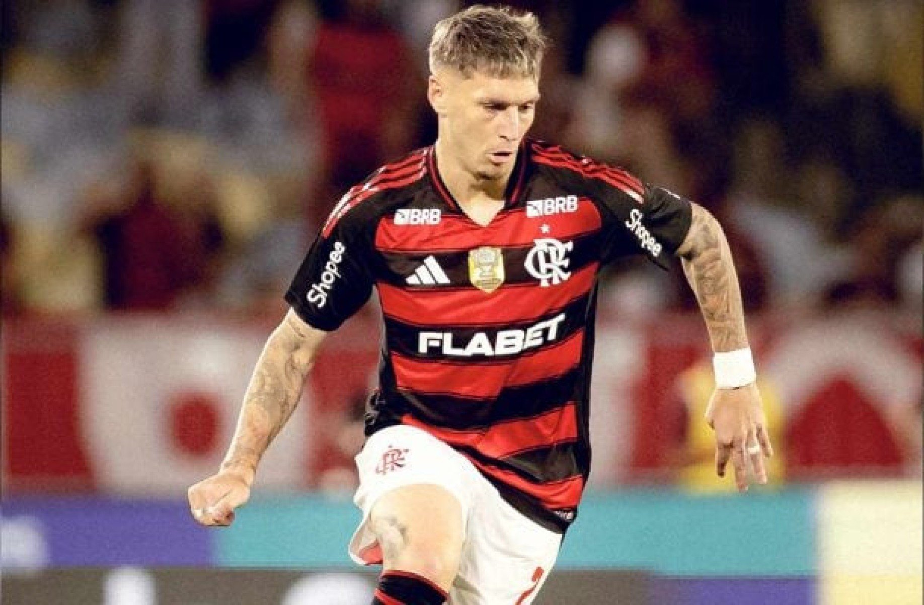 Flamengo renova contrato com Varela