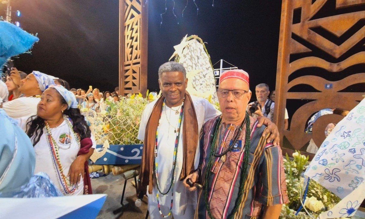 Pai Ricardo (esquerda) e Pai Joviano de Oxossi (direita) participam da organização da celebração