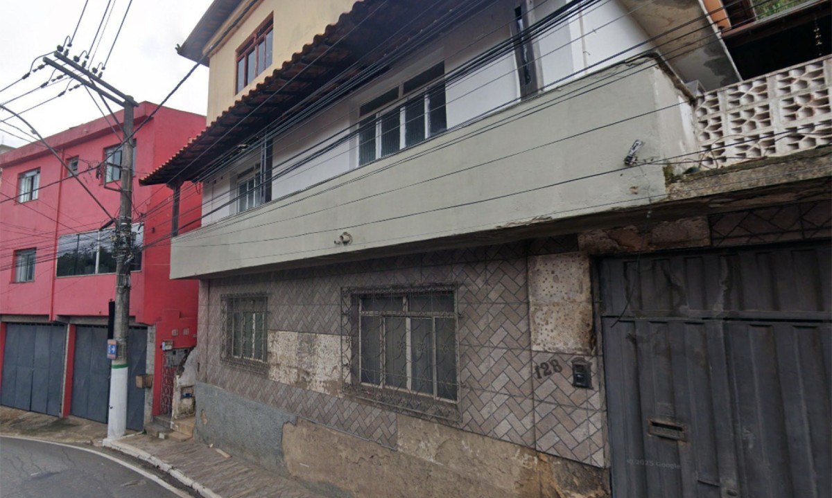 Casa onde o suspeito esconderia armas, drogas e faria reuniões da facção criminosa. Ele acabou morto pela polícia no imóvel