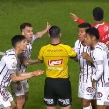 Árbitro se precipita ao dar escanteio em lance de gol e causa desespero em jogadores