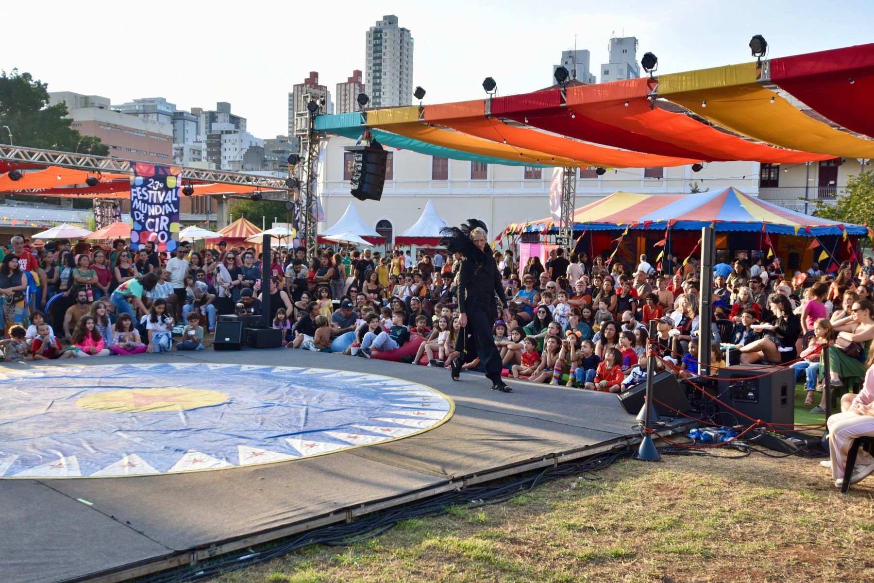 Um dos destaques da programação é o desfile/instalação da marca mineira NotEqual, criada pelo estilista Fábio Costa-Ramon Lisboa/EM/D.A Press