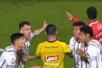 Árbitro se precipita ao dar escanteio em lance de gol e causa desespero em jogadores