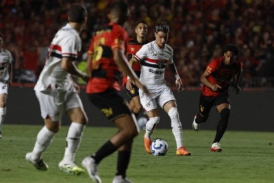 O São Paulo empatou com o Sport em 2 a 2, neste sábado (16/8), na Ilha do Retiro, pela 20° rodada do Campeonato Brasileiro. Veja como o J10 avaliou a atuação do Tricolor Paulista - Foto: Rubens Chiri / São Paulo FC -  (crédito: Foto: Rubens Chiri / São Paulo FC)