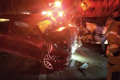 VeÃ­culos ficaram destruÃ­dos em acidente na BR-116, em MuriaÃ©, na Zona da Mata mineira -  (crédito: Corpo de Bombeiros/DivulgaÃ§Ã£o)
