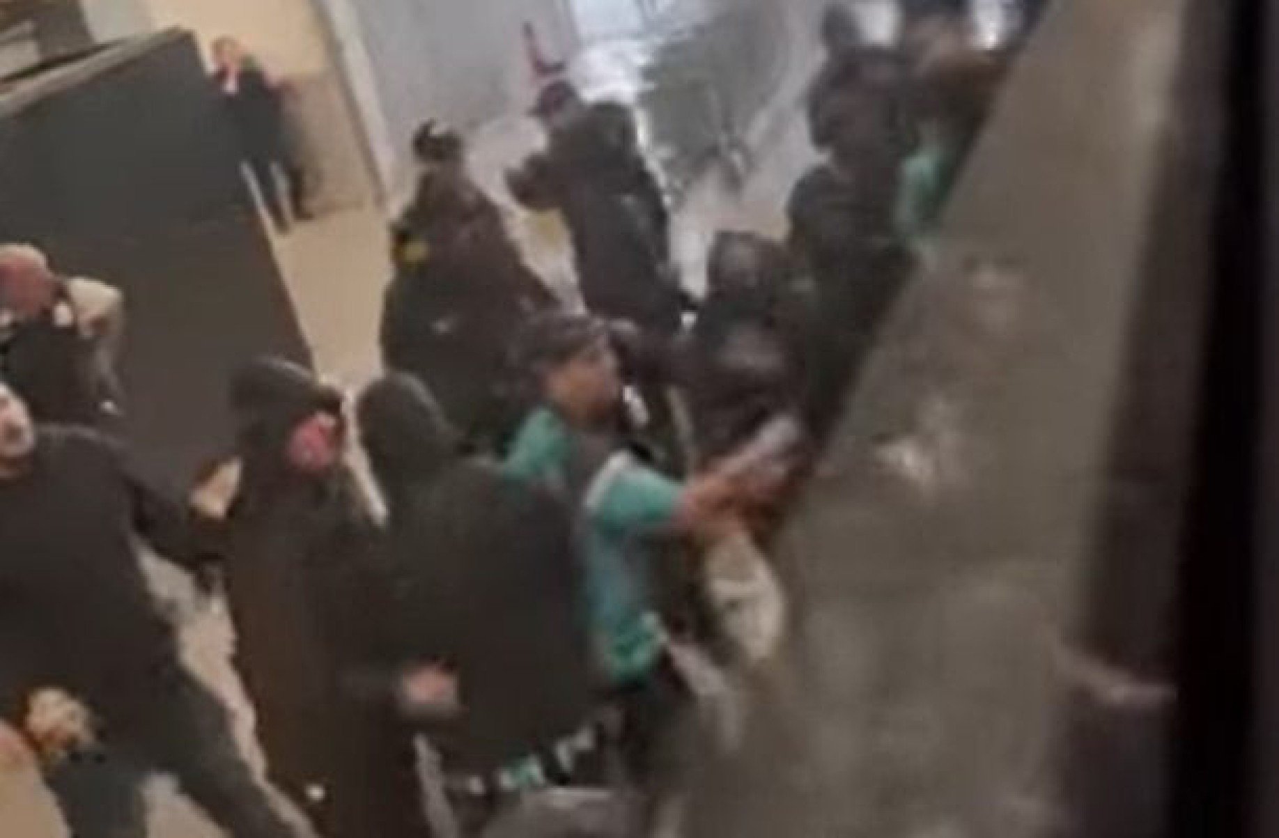 Torcedores fazem emboscada contra delegação do Grêmio. Veja o vídeo