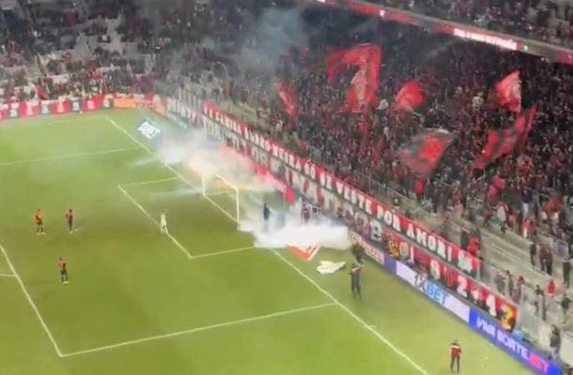 Athletico marca no fim, mas cede o empate. Torcida atira objetos em campo