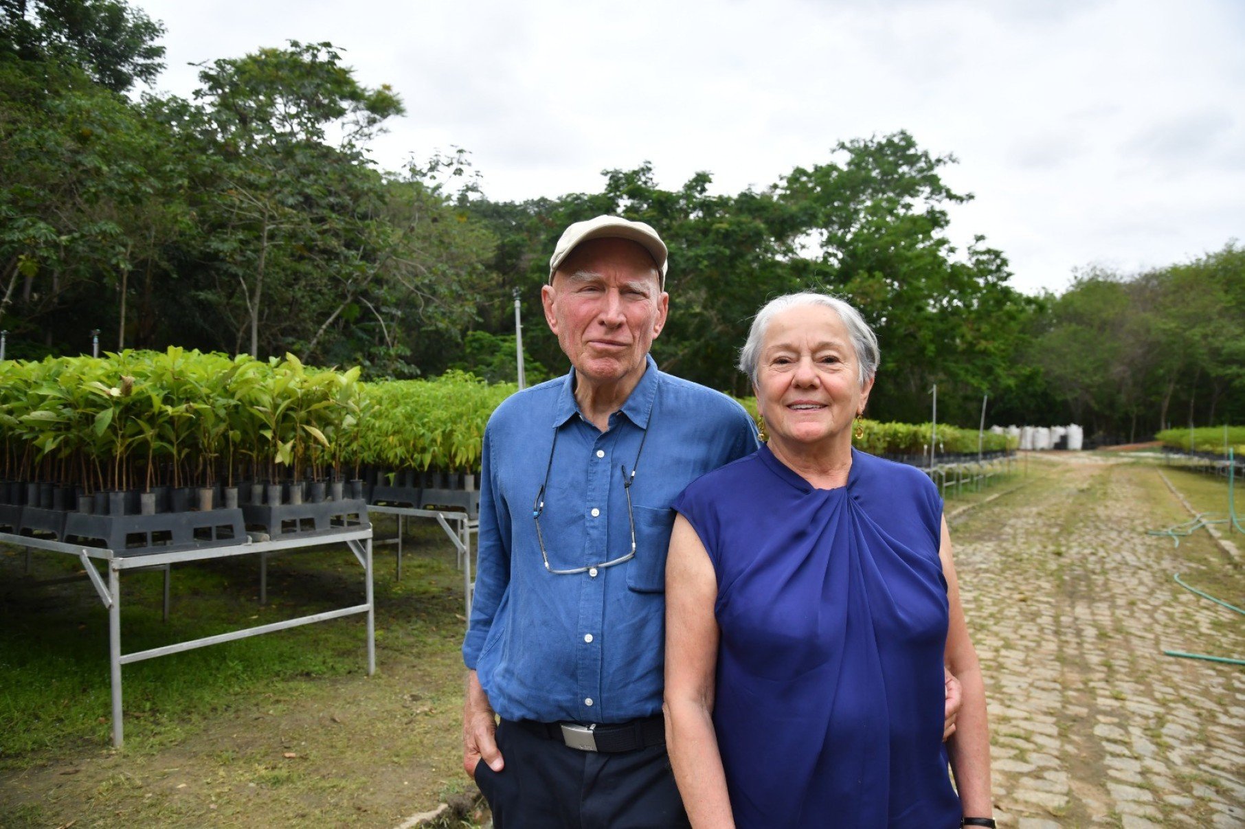 Sebastião e Lélia Salgado, em 2023, diante de viveiros do Instituto Terra, que reflorestou áreas degradadas em Aimorés, Minas Gerais