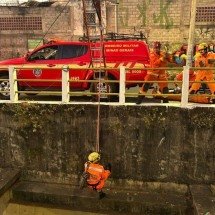 BH: homem cai em córrego Cachoeirinha ao tentar pegar celular - Divulgação/Corpo de Bombeiros