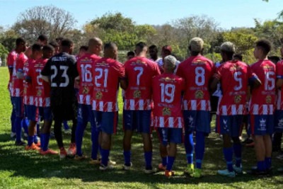 Jogador do time Unidos da Vila foi assassinado durante partida da liga amadora de Ribeirão das Neves -  (crédito: Reprodução/Redes sociais)
