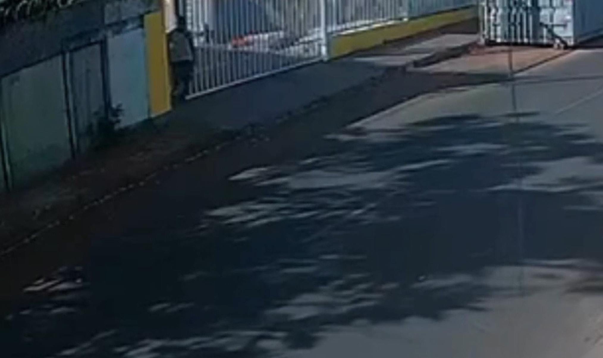 Idosa é estuprada dentro de casa e câmera flagra o suspeito do crime; veja  - ReproduÃ§Ã£o/redes sociais
