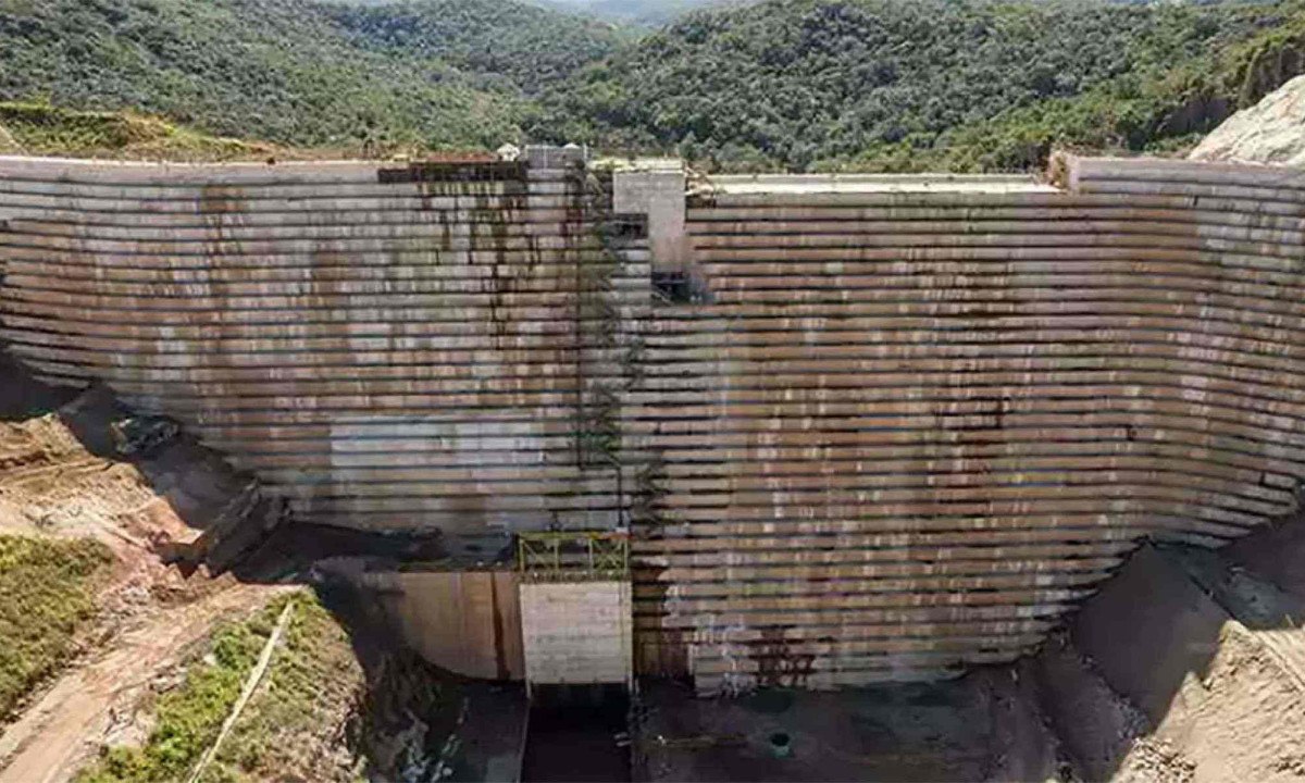 Defesa construída para conter rejeitos caso ocorra rompimento da Barragem de Forquilha