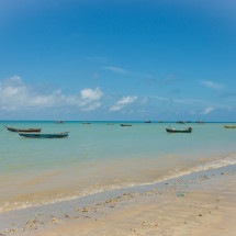 Em Cumuruxatiba o turista vai encontrar extensas praias de areias claras, águas mornas e calmas protegidas por recifes de corais -  (crédito: Márcio Filho/ MTur Destinos)