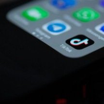 TikTok torna privadas todas as contas de menores de 16 anos - Solen Feyissa/Unsplash