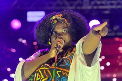 Janaína Gentil defende a canção 'Mulher que reza', classificada para as semifinais do Fenac em Boa Esperança -  (crédito: Fenac/divulgação)