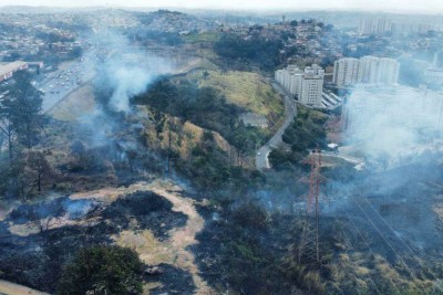 Nesta segunda-feira (18), o Corpo de Bombeiros combateu um incêndio na vegetação de um lote vago na mata do Buritis. O foco do incêndio começou por volta do meio-dia e as chamas se estenderam por quase um quilômetro -  (crédito: Leandro Couri/EM/D.A.Press)