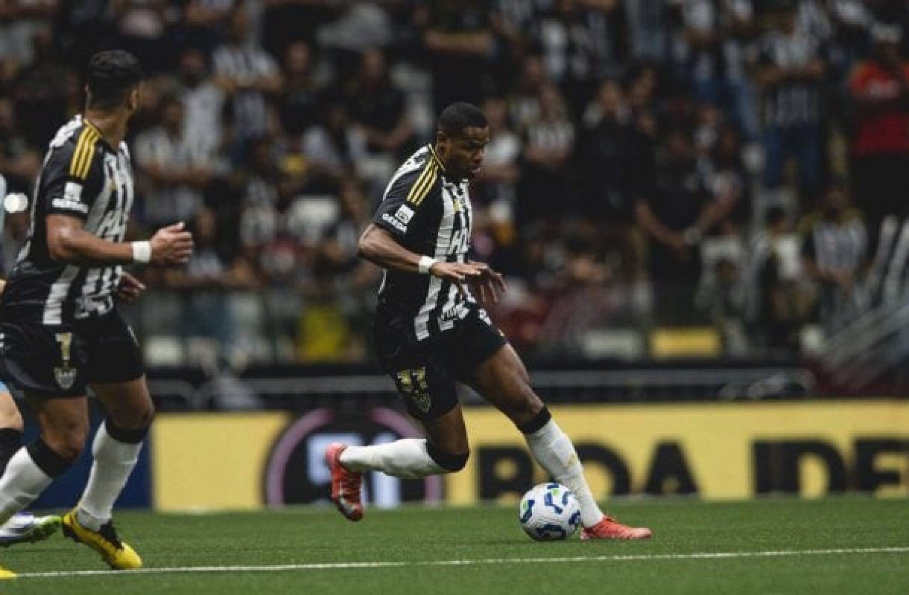 Júnior Santos pede mais oportunidades no Atlético e cita exemplo de Vitor Roque