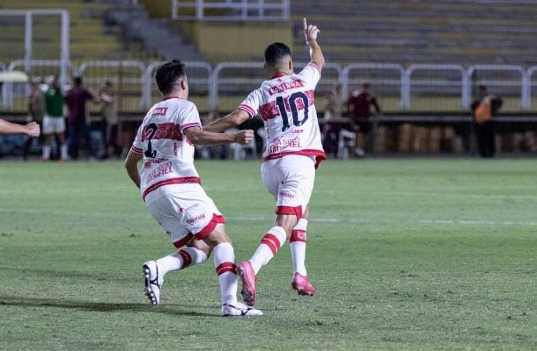 Com golaço de falta, CRB vence Volta Redonda e sobe na tabela da Série B