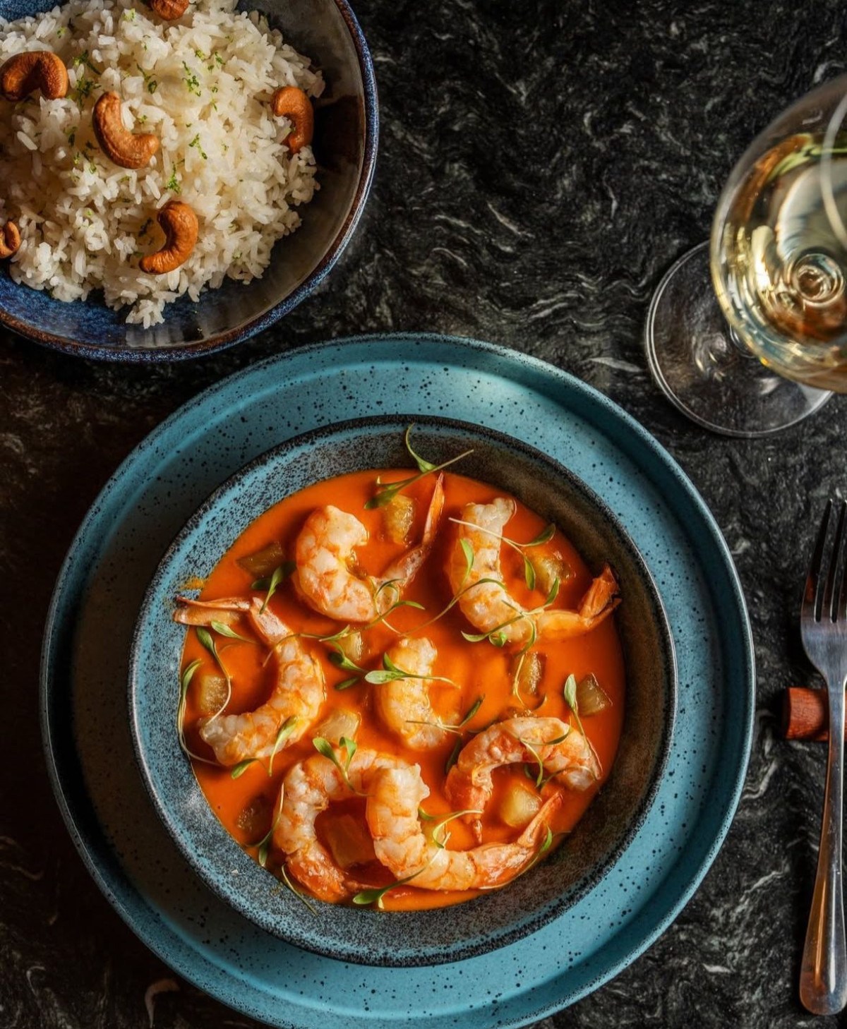 Moqueca de abacaxi com camarões na brasa do Macaréu