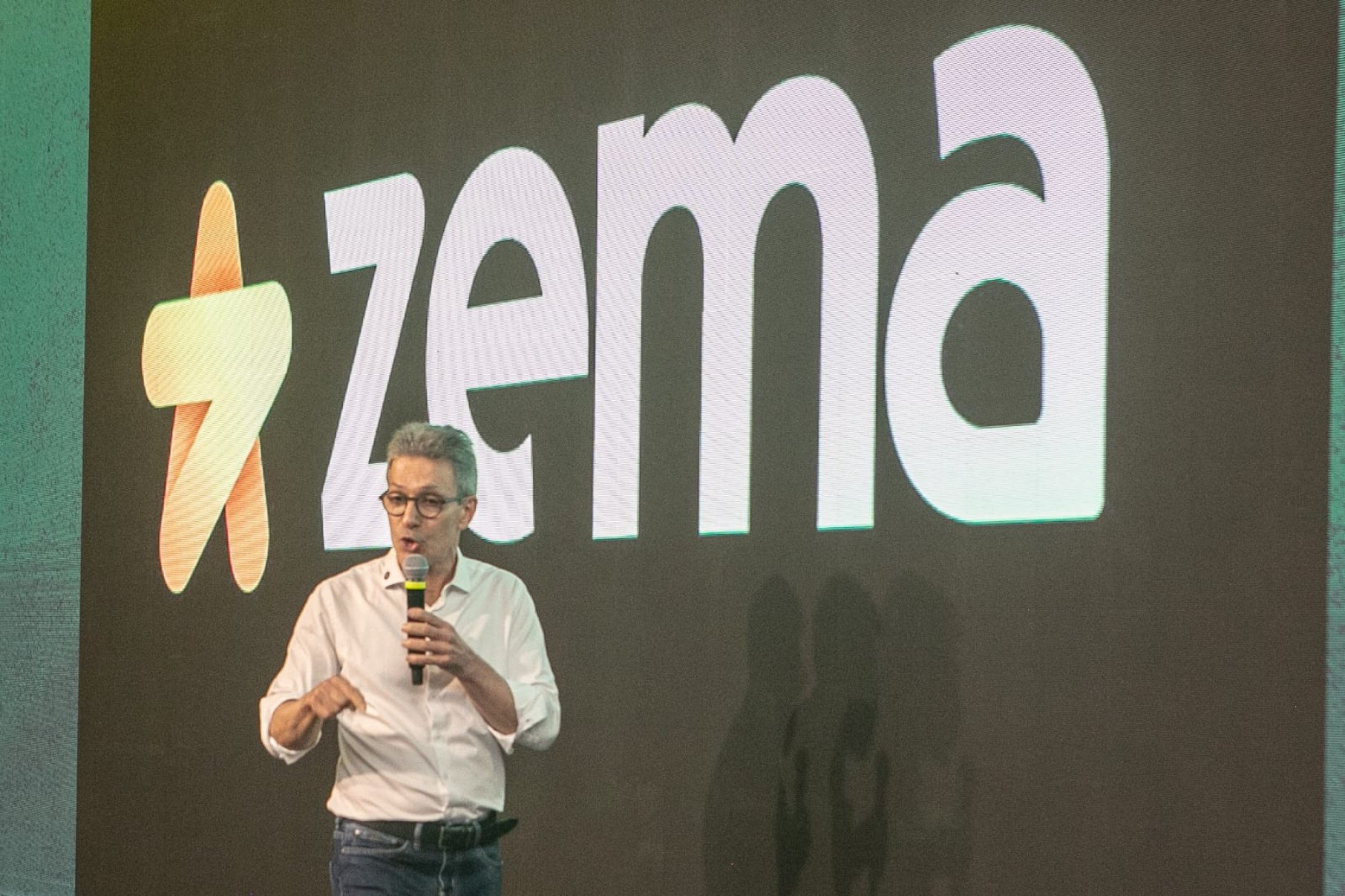 Filho de Renato Russo notifica Zema por uso da música 