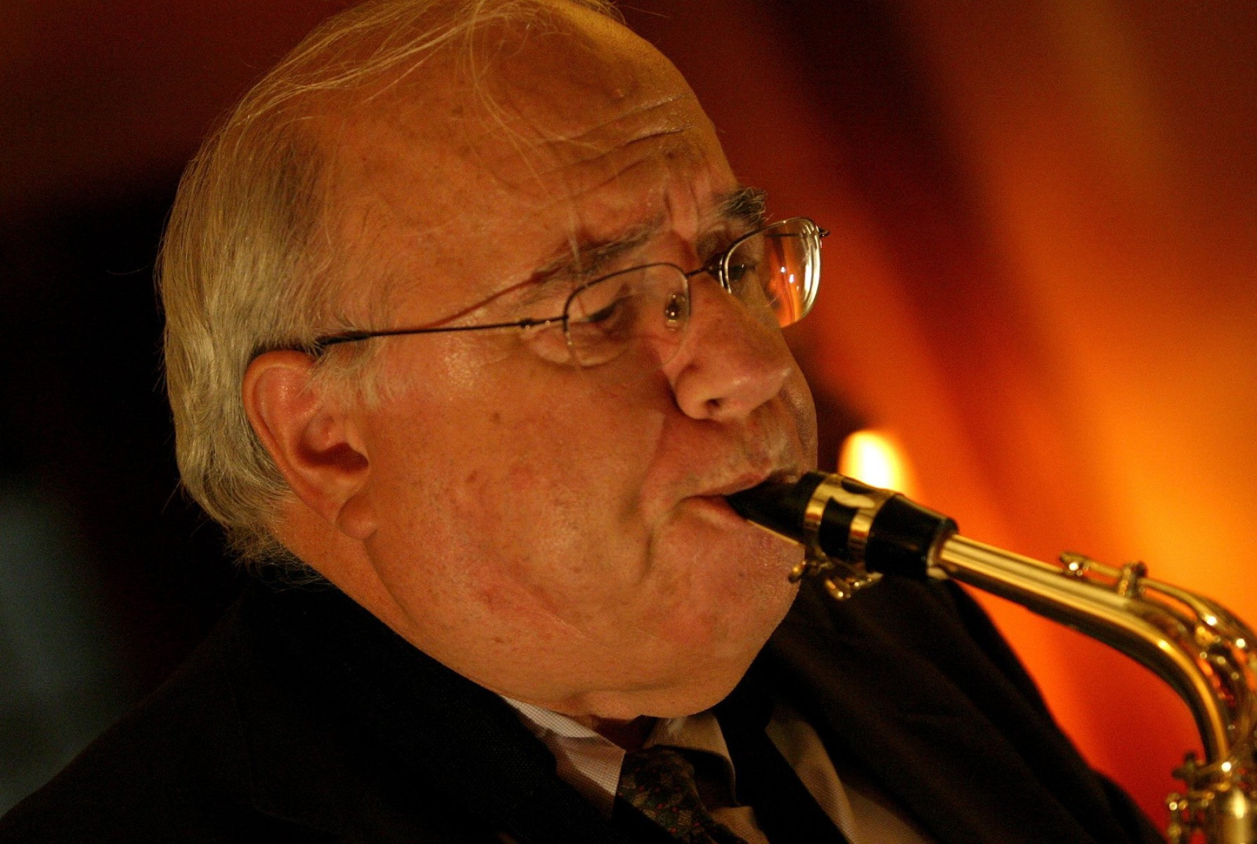 Além de se dedicar à literatura, Luis Fernando era músico. Aprendeu a tocar saxofone com 16 anos e formou grupos de jazz com amigos
-Leo Drumond/Reprodução