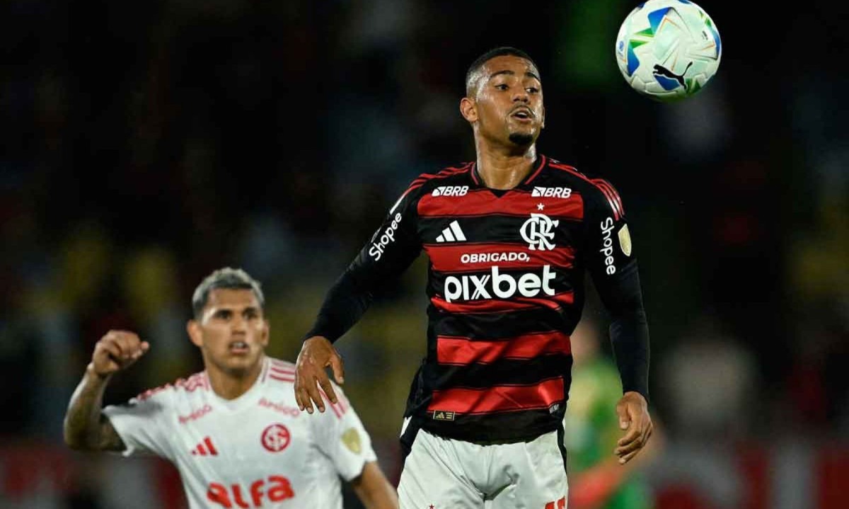 O Flamengo, do atacante Samuel Lino, é apontado como o principal candidato aos títulos no futebol sul-americano -  (crédito: Mauro PIMENTEL / AFP)