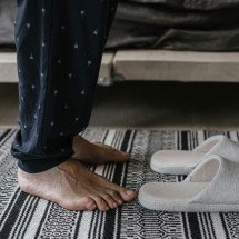 Andar descalço em casa faz bem? Descubra benefícios para o corpo e a mente - Pexels
