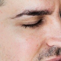 Por que pode ser perigoso cortar os cílios? - Freepik