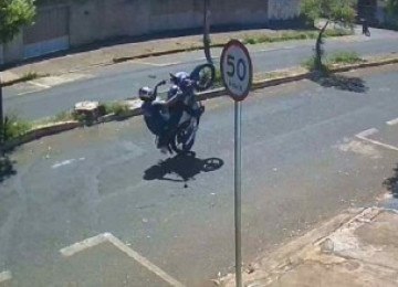 Motociclista dirigia em avenida empinando a moto em uma roda só quando atropelou o idoso -  (crédito: Reprodução/Redes sociais)