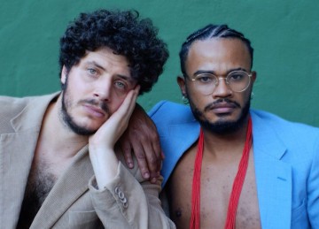 Os capricornianos Thiago Ramil e Dona Conceição compuserm as faixas de 'Gosto' frente a frente, durante encontros presenciais -  (crédito: Elias Ficavontade/divulgação)