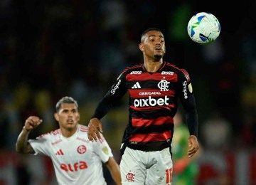 O Flamengo, do atacante Samuel Lino, é apontado como o principal candidato aos títulos no futebol sul-americano -  (crédito: Mauro PIMENTEL / AFP)