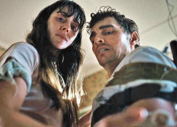 Millie (Alison Brie) e Tim (Dave Franco) vivem momentos tensos e angustiantes ao percorrerem trilha em pacata cidade interiorana -  (crédito: Diamond Films/Divulgação)