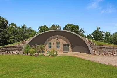 Uma casa conhecida como “Hobbit House”, em Culver City, Los Angeles, está à venda por cerca de R$ 4 milhões (US$ 1,95 milhão). Construída pelo artista da Disney Lawrence Joseph entre as décadas de 1940 e 1970, a propriedade aparece pela primeira vez no mercado. -  (crédito:  Divulgação CWTAR/Realtor)