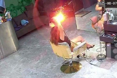 Mulher quase se machuca gravemente com explosão em secador de cabelo -  (crédito: Viral Press)