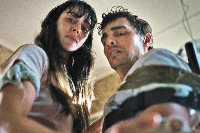 Millie (Alison Brie) e Tim (Dave Franco) vivem momentos tensos e angustiantes ao percorrerem trilha em pacata cidade interiorana -  (crédito: Diamond Films/Divulgação)