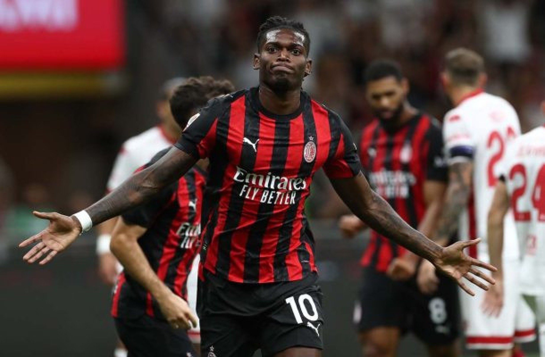 Rafael Leão sofre lesão muscular e desfalca o Milan
