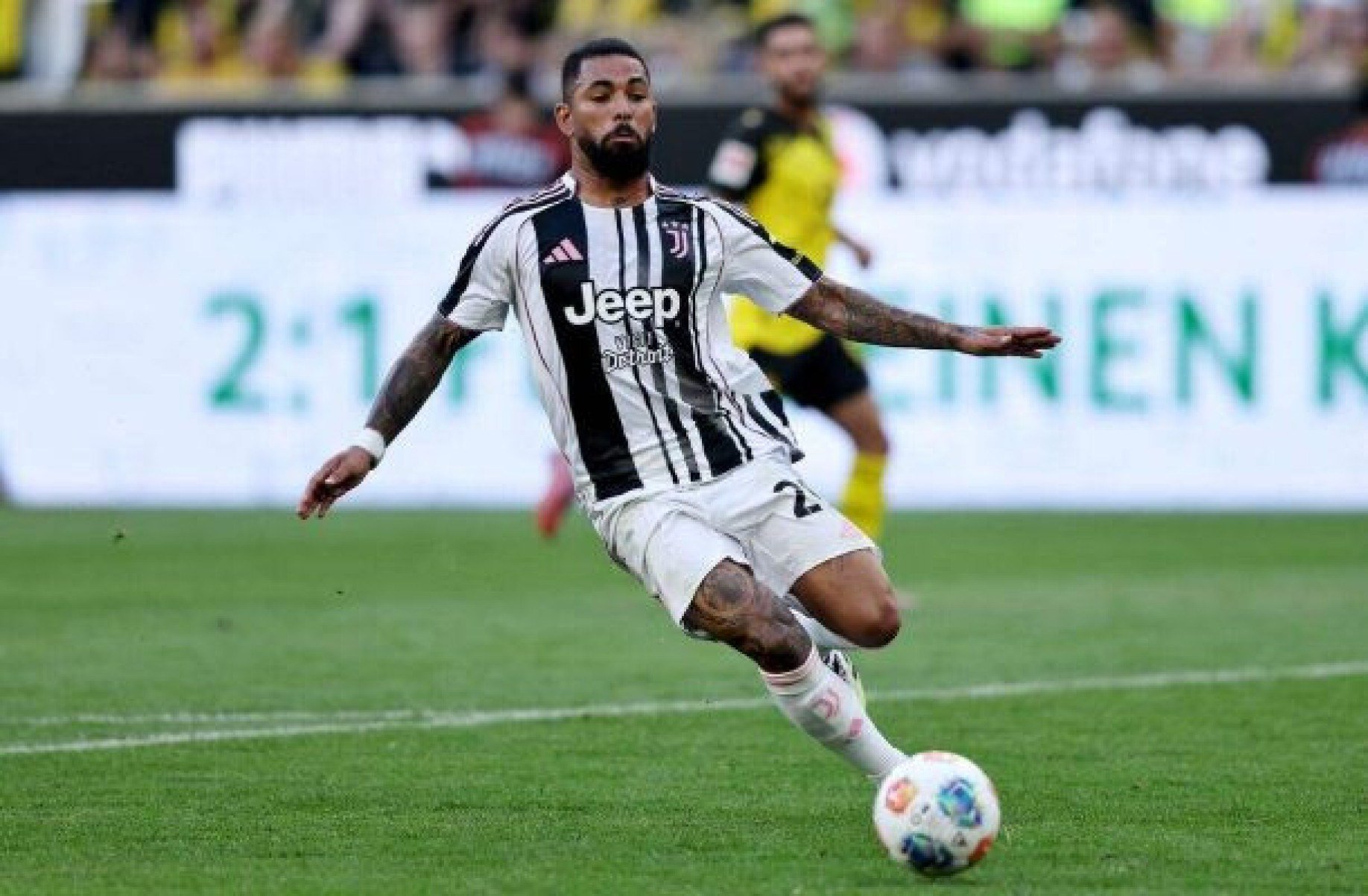 Douglas Luiz acerta retorno para Inglaterra e vai defender o Nottingham Forest