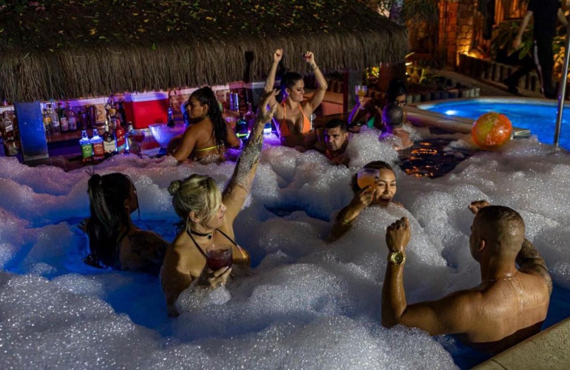 Com pool party nos fins de semana, RioZin promove encontros de casais no Rio