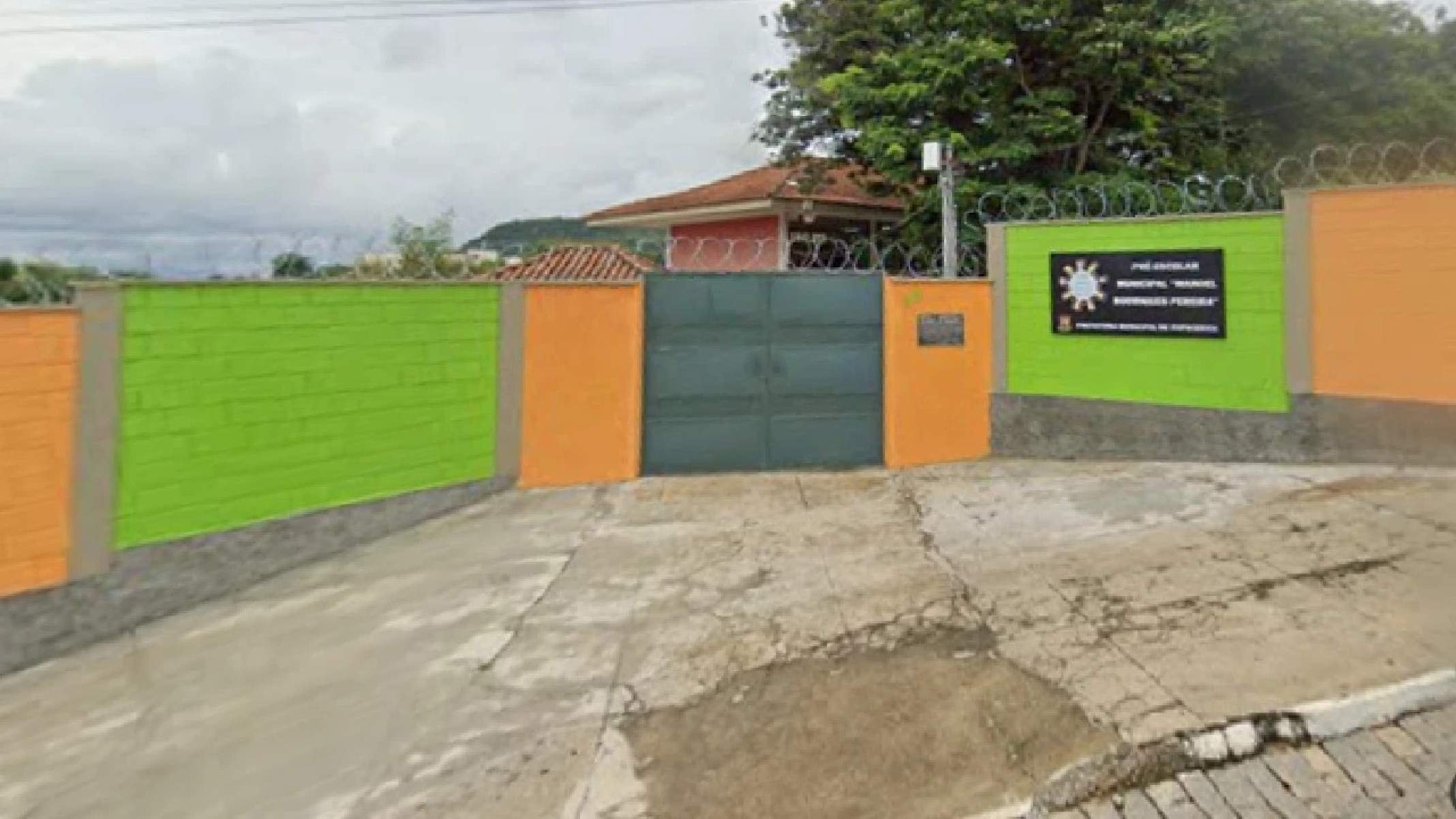 Mãe denuncia professora por maus-tratos contra o filho autista - ReproduÃ§Ã£o Google Street View