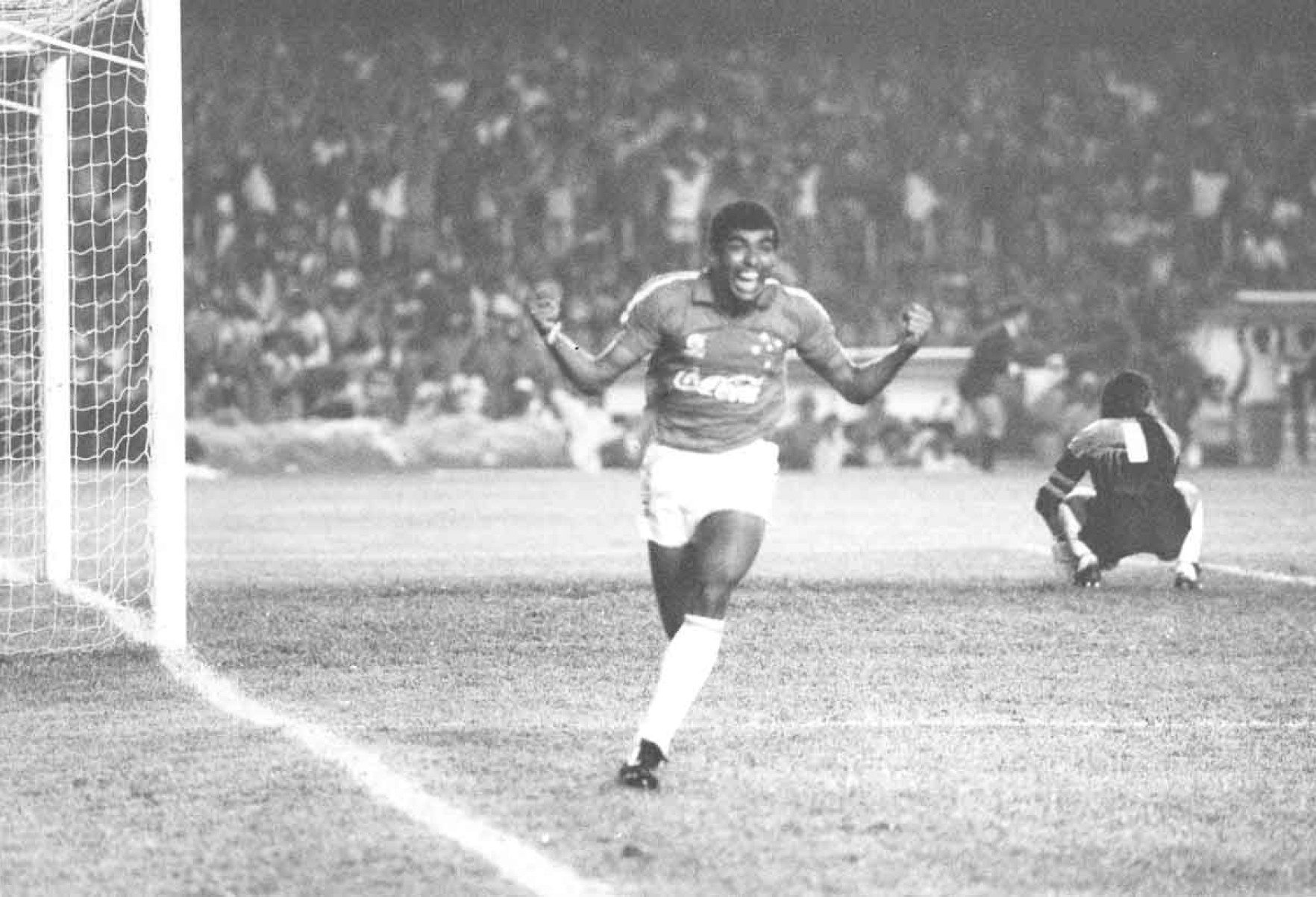Mário Tilico fez a festa da torcida do Cruzeiro na final da Supercopa vencida pelo time mineiro diante do River Plate-ARG, no Mineirão - (crédito: Paulo Filgueiras/EM – 20/11/91) Mário Tilico fez a festa da torcida do Cruzeiro na final da Supercopa vencida pelo time mineiro diante do River Plate-ARG, no Mineirão - (crédito: Paulo Filgueiras/EM – 20/11/91)