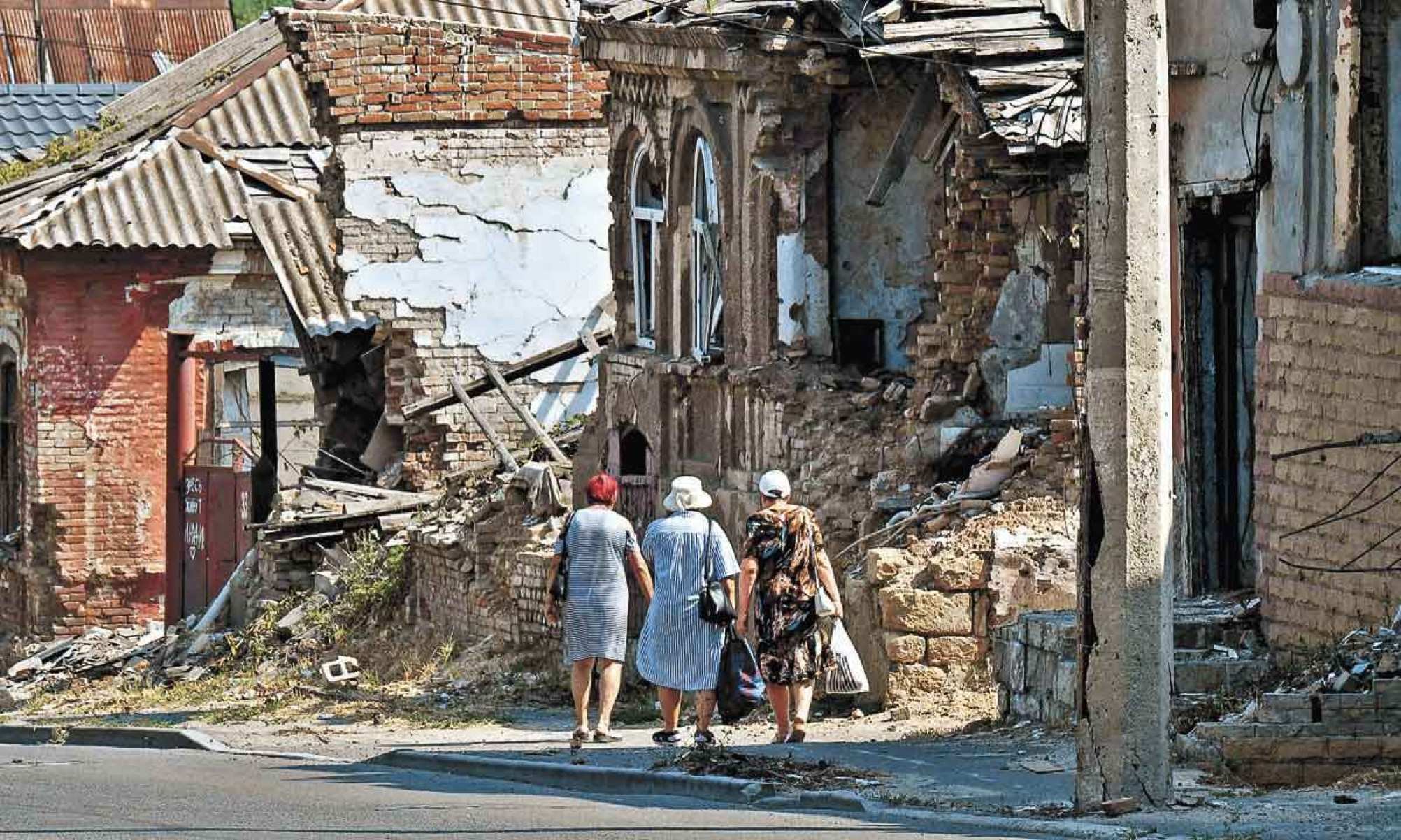 população convive com a destruição causada pela invasão russa e a fachada de normalidade fica exposta em vários locais da cidade