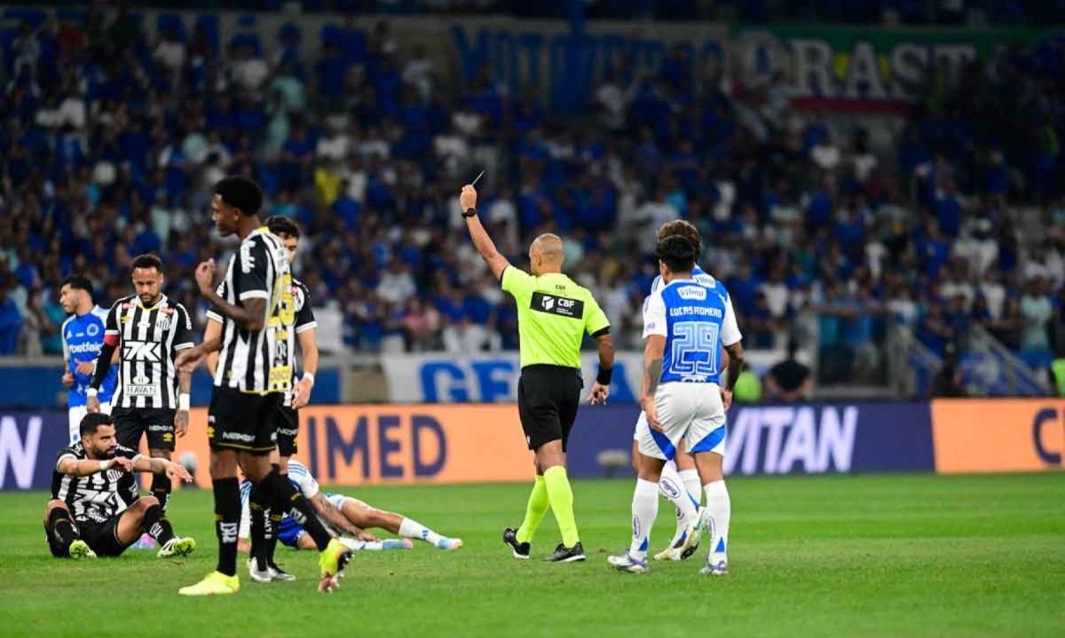 A arbitragem de Wilton Pereira Sampaio no jogo entre Cruzeiro e Santos foi questionada por torcedores, jogadores e dirigentes do Cruzeiro -  (crédito: Leandro Couri/EM/D.A. Press)