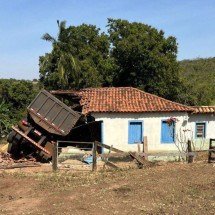 MG: caminhão desgovernado derruba casa e deixa idosa ferida - Corpo de Bombeiros (CBMMG) / Divulgação