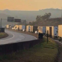 Colisão entre carretas deixa feridos e fecha a BR-381 no Centro-Oeste de MG - Reprodução/Redes sociais