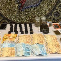 Homem atende a campainha em BH e recebe PM com ‘drogas gourmet’ nas mãos - Divulgação/PMMG