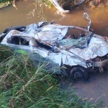 Carro capota em ponte de 10 metros e motorista é resgatado em estado grave - Diivulgação/PRF