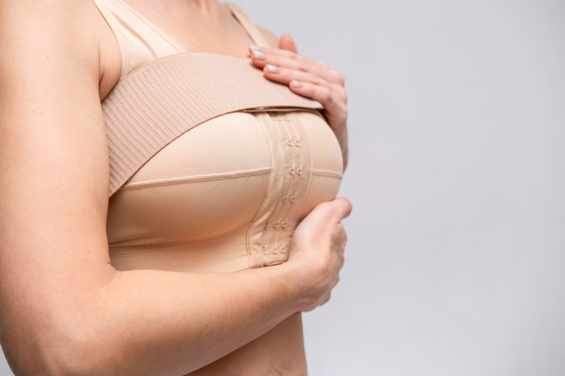 Cirurgião alerta sobre alta de cirurgia plástica no inverno -  Shutterstock