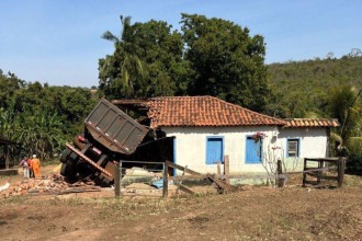 MG: caminhão desgovernado derruba casa e deixa idosa ferida