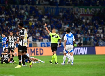 A arbitragem de Wilton Pereira Sampaio no jogo entre Cruzeiro e Santos foi questionada por torcedores, jogadores e dirigentes do Cruzeiro -  (crédito: Leandro Couri/EM/D.A. Press)